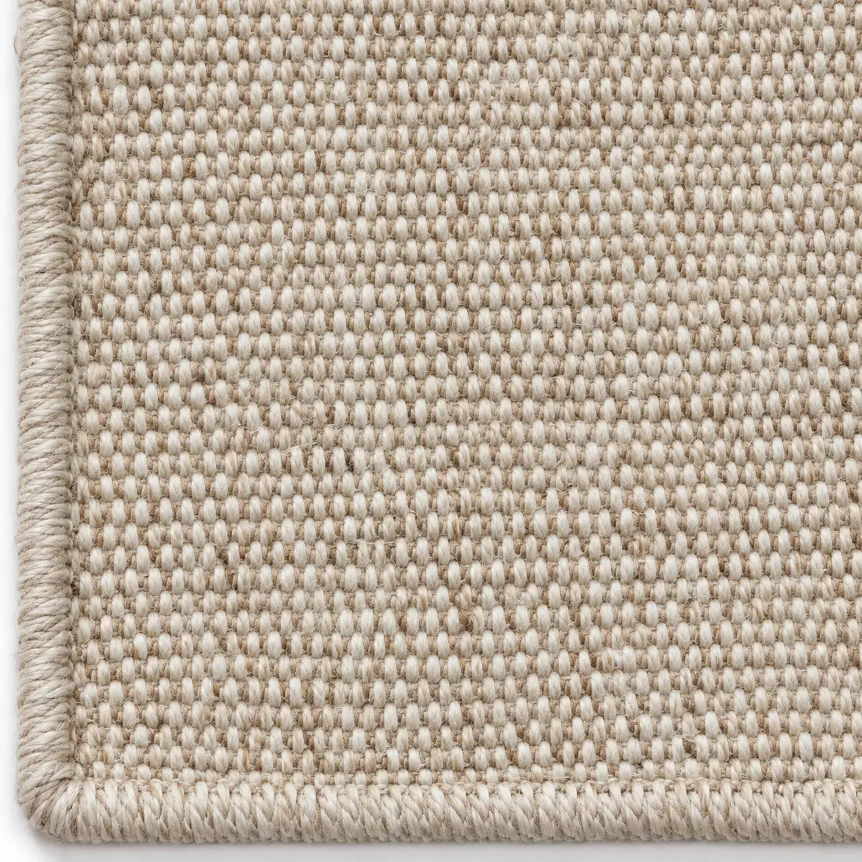 Close view of the Augustin Runner in natural bleach showing its texture and detail